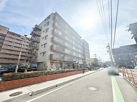 穏やかな日差しが注ぐ、落ち着いた住まいの佇まい