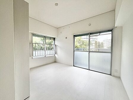 二面採光がもたらす開放感と心地よい風通しが広がる穏やかな空間