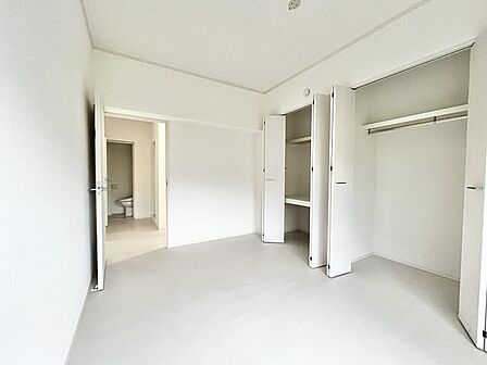 無駄のないシンプルな空間が広がり、自分らしいインテリアを楽しめる落ち着いた佇まい。