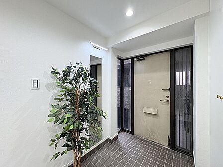 白を基調としたすっきりと洗練された空間が心地よい穏やかな時間を演出する玄関スペース