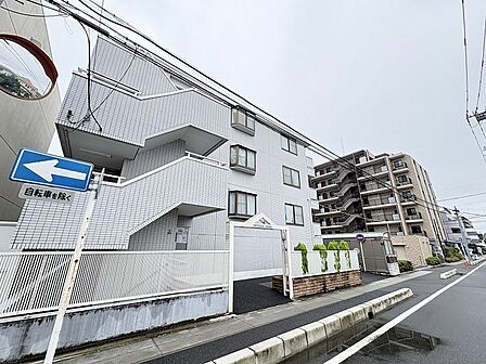 落ち着いた佇まいが街並みに馴染む、安心感のある外観デザインです。