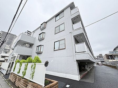 すっきりと整った外観が街並みに調和する落ち着いた佇まいの建物です。