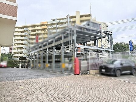 ゆとりある敷地に機能的な駐車スペースが整い日々のカーライフをスムーズに支える環境