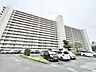 駐車場：空に映える堂々とした佇まいが日々の暮らしに安心感をもたらす大規模型な外観です