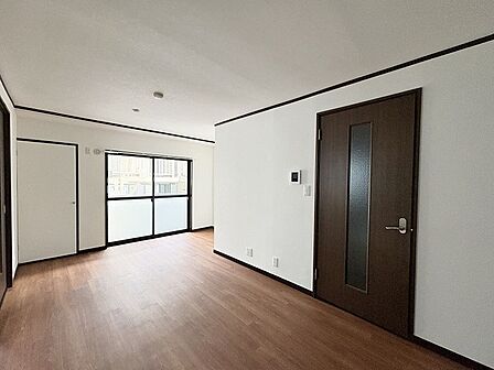 落ち着いた色合いの建具がアクセントになる、ゆったりと過ごせる心地よい空間が広がります。