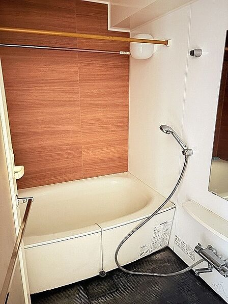 木目調のアクセントパネルが温もりを添える、心身をゆっくりと休ませる落ち着いた空間。