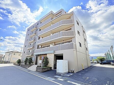 青空の下に佇む洗練された佇まいが、穏やかで心地よい日常を予感させます。