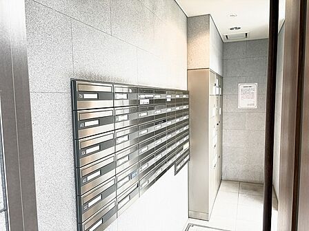 落ち着いた色調で統一された、機能的で洗練された共用スペースです。