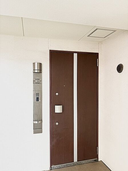 白を基調としたすっきりとした空間に深みのある色合いが映える落ち着いた佇まい