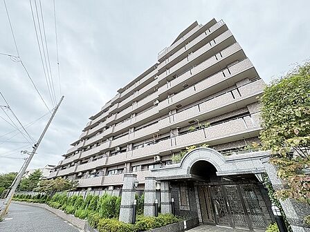 街並みに溶け込む洗練された佇まいが、穏やかな日常の始まりを予感させます。