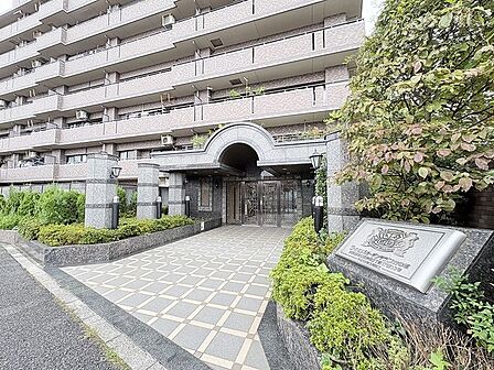 重厚感のある石張りのアプローチが日常に品格と落ち着きをもたらします