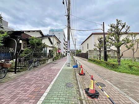 緑豊かな街並みに寄り添う穏やかな空気が漂う、落ち着いた佇まいの周辺環境。