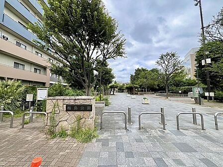 緑豊かな景観が広がり心地よい風を感じる潤いに満ちた穏やかな住環境