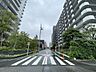 外観：整然とした街並みに豊かな緑が調和する、落ち着きとゆとりを感じさせる周辺環境。