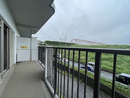 開放的な景色が広がり心地よい風を感じられるゆとりあるバルコニー空間
