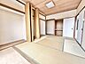 寝室：畳の温もりが心地よい、心安らぐ和の空間が広がる落ち着いた佇まい。