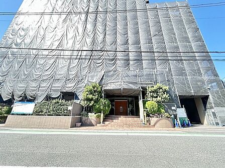 重厚感のある佇まいが安心感をもたらす、穏やかな街並みに溶り込む建物外観です。