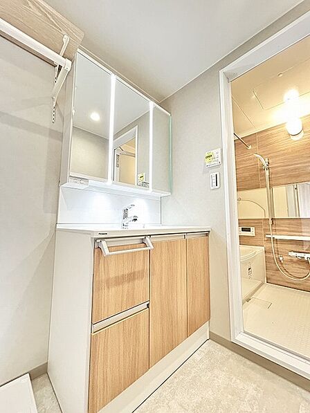 木目の温もりと清潔感が調和する、すっきりと洗練された心地よい空間です。