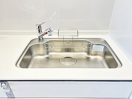 清潔感のある白を基調とした空間に、使い勝手を考慮した機能的な水回り設備が調和しています。