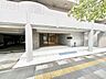 エントランス：街並みに調和する洗練された佇まいが訪れる人を穏やかに迎え入れるエントランス
