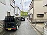 外観：建物が穏やかに並び立つ落ち着いた住環境が広がる穏やかなアプローチ