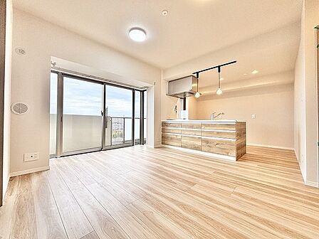 心地よい木目の風合いが広がり、家族の時間が穏やかに流れるゆとりある空間。