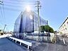 外観：青空のもとで新たな姿へと生まれ変わっていく期待感に満ちた外観風景