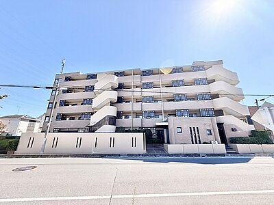 外観:青空の下に佇む整えられた外観が、心地よい日常の始まりを感じさせる穏やかな佇まいです。 外観:青空の下に佇む整えられた外観が、心地よい日常の始まりを感じさせる穏やかな佇まいです。