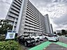 外観：青空に向かって堂々とそびえ立つ、安心感と落ち着きのある佇まいが魅力の住まい