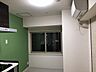 リビング/ダイニング：アクセントカラーが映える落ち着いた色合いで統一された上質な空間