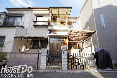 外観:■■本日内覧可能■■阪急宝塚線「三国」駅徒歩15分!土地面積:55.87平米・延床面積:54.75平米・玄関門扉あり◎駐輪スペースも確保されています。2階建・4DK・南西向きにつき明るいお家。 外観:■■本日内覧可能■■阪急宝塚線「三国」駅徒歩15分!土地面積:55.87平米・延床面積:54.75平米・玄関門扉あり◎駐輪スペースも確保されています。2階建・4DK・南西向きにつき明るいお家。