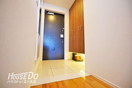 ■■内覧予約受付中 ■■白を基調とした明るい玄関シューズボックスは天井高まであり、家族全員分の靴も収納できます。段の高さ調節が出来るのでヒールや高さのある靴も収納可能です。