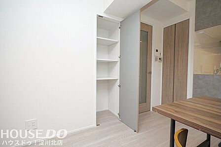 ■■本日内覧可能■■阪急各線利用可能な十三駅まで徒歩10分!4階部分の2SLDK。2026年6月リフォーム済で水回りも新調、即入居可能!15.7帖の広々LDKに全室洋室6帖以上のゆとりある空間です♪