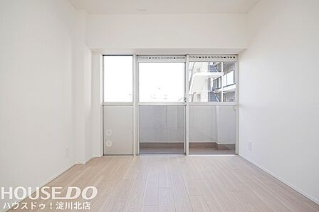 ■■本日内覧可能■■阪急各線利用可能な十三駅まで徒歩10分!4階部分の2SLDK。2026年6月リフォーム済で水回りも新調、即入居可能!15.7帖の広々LDKに全室洋室6帖以上のゆとりある空間です♪