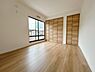 洋室：広々とした居住空間は日々の暮らしを彩り、 心のやすらぎと満足感を与えてくれます。