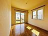 洋室：広々とした居住空間は日々の暮らしを彩り、 心のやすらぎと満足感を与えてくれます。