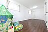子供部屋：お子様の成長に合わせて変化できるよう、 使いやすくシンプルに仕上げてあります。