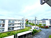 本物件は最上階・三階部分に位置し、窓の外にはひらけた眺望が広がる心地よい住空間。都市の喧騒から少し距離を置き、光と風、そして眺めを愉しむ日常を叶える、贅沢なロケーションです。