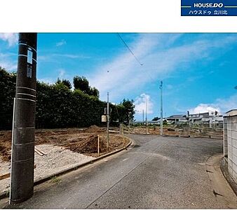外観:前面道路含む現地写真 外観:前面道路含む現地写真