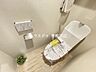 トイレ：トイレ：ホワイトを基調とした清潔感のあるトイレです。吊戸棚がありトイレットペーパーのストックやお掃除グッズなどをしまうことができます。