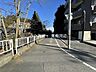 外観：西側前面道路：緑を身近に感じられる住環境。開放感のある前面道路に面し、四季の移ろいを感じながら穏やかに暮らせます。