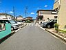 その他：前面道路：ゆとりある前面道路に面し、お車の出し入れもスムーズです。※一部加工処理をしています。