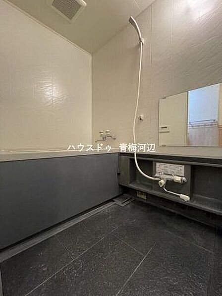 浴室:シンプルな内装の浴室はお手入れもしやすく、くつろいでリラックスできますね。