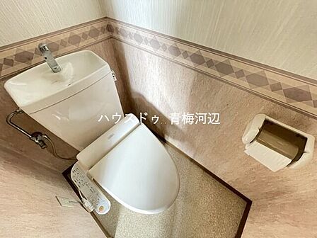 トイレ::デザイン壁を採用したトイレは、表情豊かなオシャレな空間です。ウォシュレット付きです。