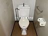 トイレ：トイレ：白を基調としたトイレです。タオルハンガーとペーパーホルダーが備えられています。