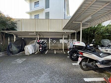 バイク置場:屋根付きなので、大切な愛車を雨風から守ります。
