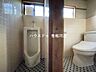 トイレ：トイレ：小便器・洋式トイレを備えた便利なトイレスペース。窓付きで換気もできます。