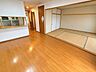 リビング/ダイニング：13.8帖リビング：優しい色合いのフローリングはどんな家具とも相性が良いですね。家族のくつろぎの空間になりそうです。※一部CG家具消し加工処理をしています。