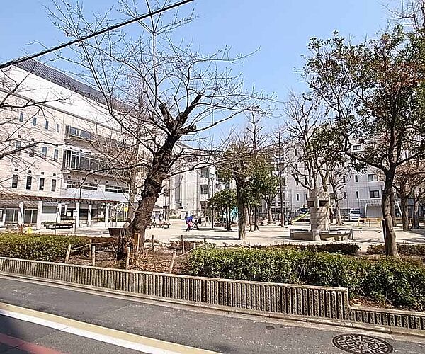 画像23:高倉小学校まで298m 街中の小学校