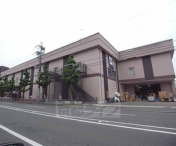 ケーヨーデイツー 嵯峨店まで95m 丸太町通り沿いにあり、ガレージが広く利用しやすいです。